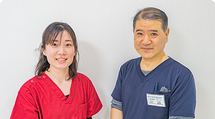 医師と看護師が横に並んでこちらを向いている様子