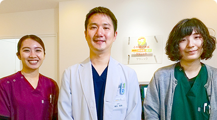 医師と看護師が横に並んでこちらを向いている様子