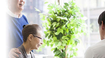 ベッドに横になっている患者と医師が会話をしている様子