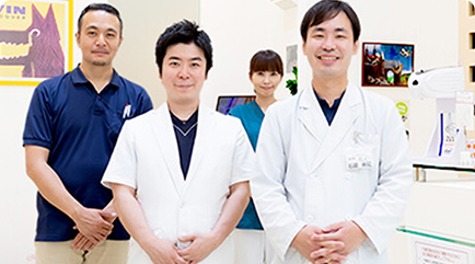 医師と看護師が横に並んでこちらを向いている様子