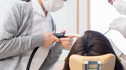 医師と看護師が横に並んでこちらを向いている様子