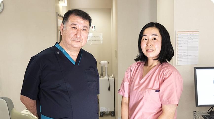 医師と看護師が横に並んでこちらを向いている様子